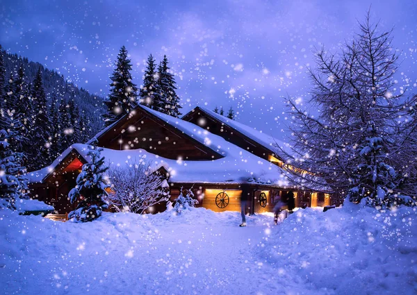 Una casa de cuento de hadas en el bosque entre los abetos cubiertos de nieve — Foto de Stock