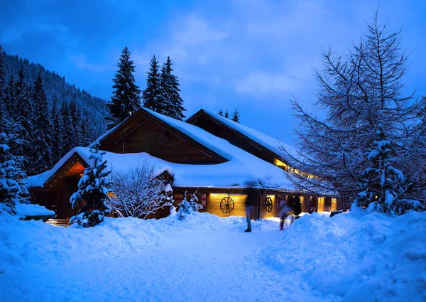 Казковий будинок в лісі серед снігових ялинок — стокове фото