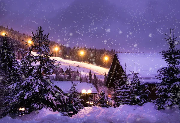 Una casa de cuento de hadas en el bosque entre los abetos cubiertos de nieve — Foto de Stock