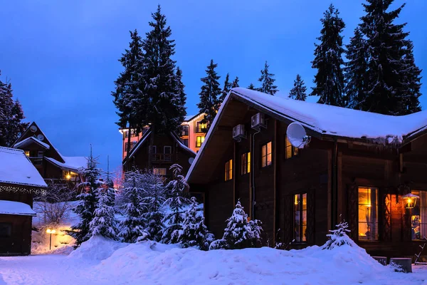 Uma casa de conto de fadas na floresta entre os abetos cobertos de neve — Fotografia de Stock