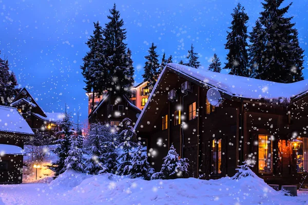 Una casa de cuento de hadas en el bosque entre los abetos cubiertos de nieve — Foto de Stock