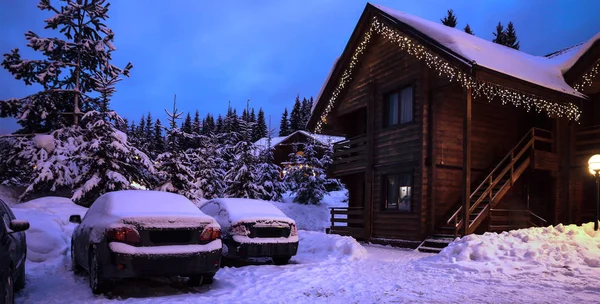 Uma casa de conto de fadas na floresta entre os abetos cobertos de neve — Fotografia de Stock