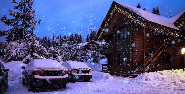 Ein Märchenhaus im Wald inmitten der schneebedeckten Tannen — Stockfoto