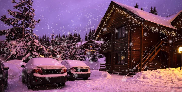Een sprookjesachtige huis in het bos te midden van de met sneeuw bedekte sparren — Stockfoto