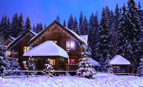 Ένα παραμυθένιο σπίτι μέσα στο δάσος ανάμεσα στα χιονισμένα έλατα — Φωτογραφία Αρχείου