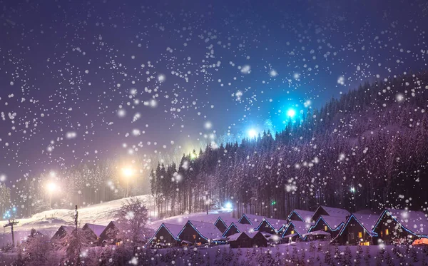 Una casa de cuento de hadas en el bosque entre los abetos cubiertos de nieve —  Fotos de Stock