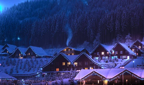 Uma casa de conto de fadas na floresta entre os abetos cobertos de neve — Fotografia de Stock