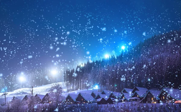 雪に覆われたモミの木に囲まれた森の中でおとぎ話の家 — ストック写真