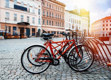 Bisiklet bir Avrupa şehirde Park.