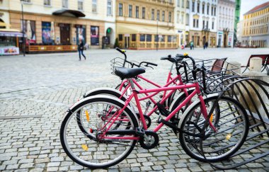 Bisiklet bir Avrupa şehirde Park.