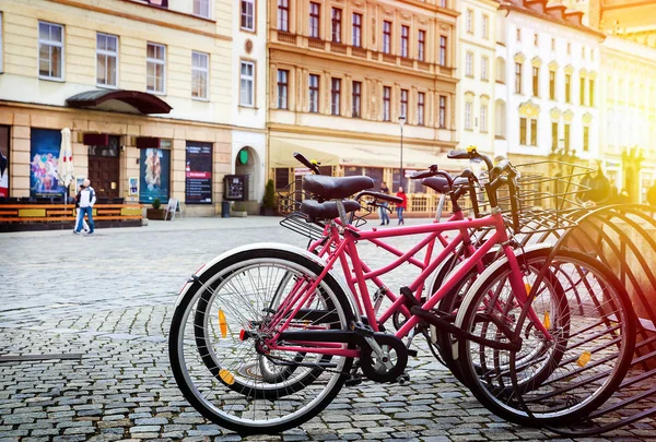 Cykelparkering i en europeisk stad. — Stockfoto