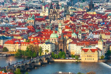 panoramik Prag ve vltava Nehri üzerinde
