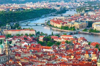 panoramik Prag ve vltava Nehri üzerinde