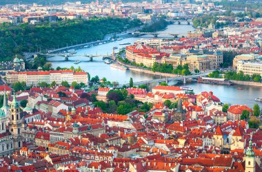 panoramik Prag ve vltava Nehri üzerinde