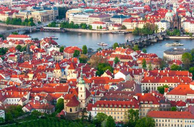 panoramik Prag ve vltava Nehri üzerinde
