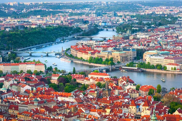 Vista panorâmica sobre Praga e rio vltava — Fotografia de Stock