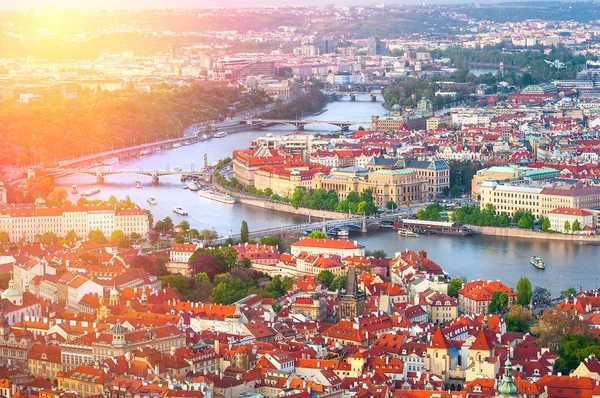 プラハは、ヴルタヴァ川のパノラマの景色 — ストック写真
