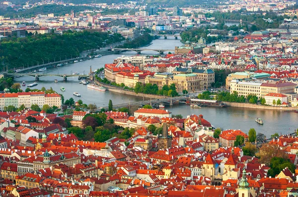 プラハは、ヴルタヴァ川のパノラマの景色 — ストック写真