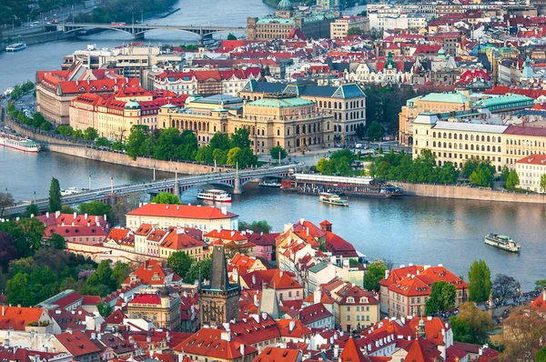 Panoramiczny widok na Pragę i vltava rzeka — Zdjęcie stockowe