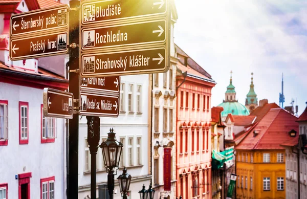 Vägmärken på gatan i Prag — Stockfoto