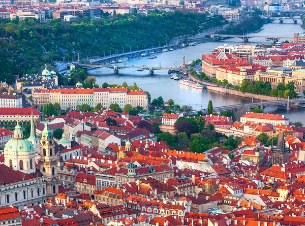 布拉格和伏尔塔瓦河河畔的全景视图 — 图库照片