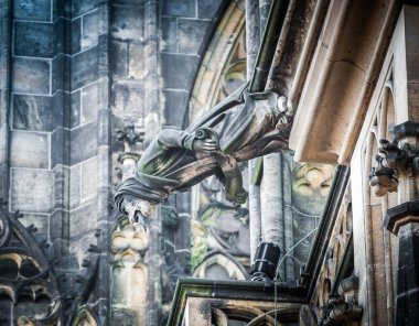 Kötü ruhları püskürtmek canavarlar