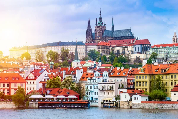 Praga con el río Moldava — Foto de Stock