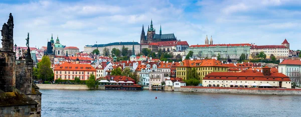 Прага с рекой Влтавой — стоковое фото