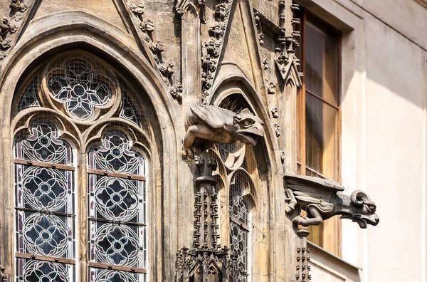 Zvířecí plastiky na staré budově Prague — Stock fotografie