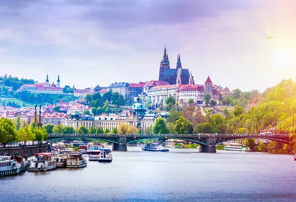 Praga con el río Moldava — Foto de Stock