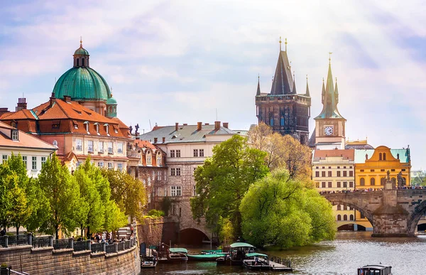 Famous Charles bridge with historical sights — Stock Photo, Image