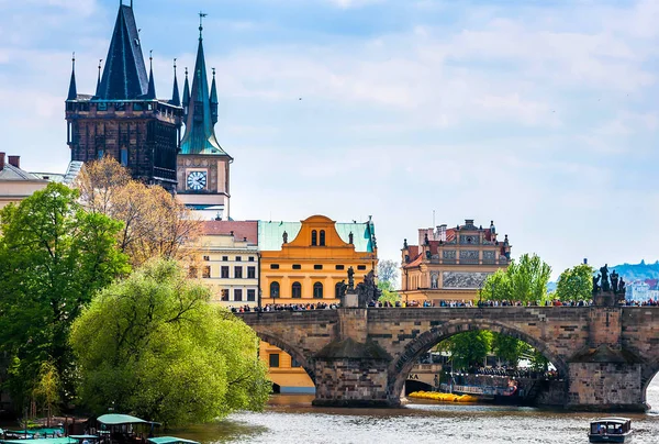 ünlü Charles Köprüsü ile tarihi mekanları