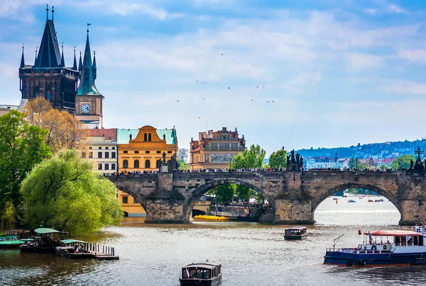 Berühmte Karlsbrücke mit historischen Sehenswürdigkeiten — Stockfoto