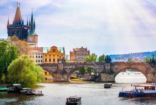 Berühmte Karlsbrücke mit historischen Sehenswürdigkeiten — Stockfoto
