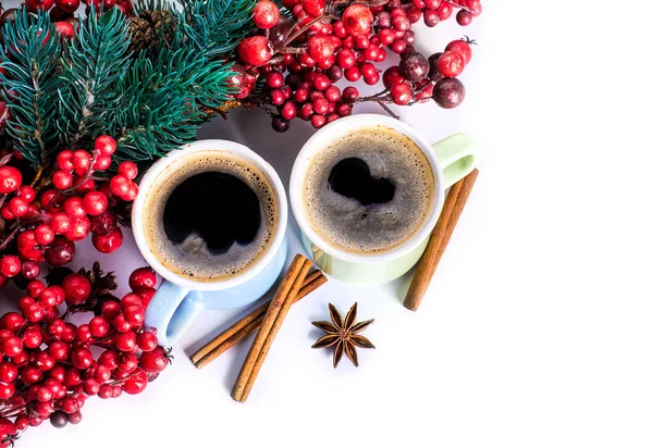Tassen Duftenden Kaffees Mit Tannenzweigen Aromatischen Gewürzen Und Beeren Kopierraum — Stockfoto