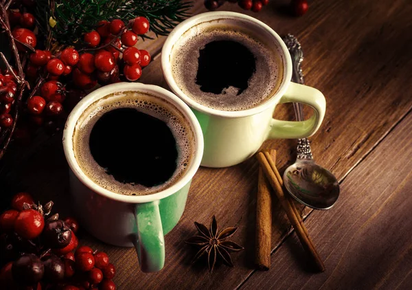 Tassen Duftenden Kaffees Mit Tannenzweigen Aromatischen Gewürzen Und Beeren Kopierraum — Stockfoto