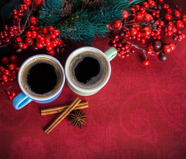 Tassen Duftenden Kaffees Mit Tannenzweigen Aromatischen Gewürzen Und Beeren Kopierraum — Stockfoto