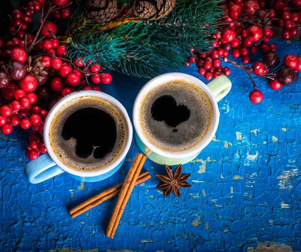 Tassen Duftenden Kaffee Mit Tannenzweigen Und Aroma Gewürzen Mit Beeren — Stockfoto