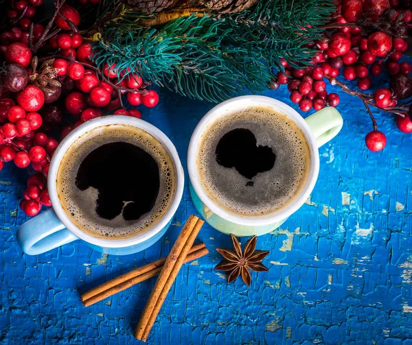 Tassen Duftenden Kaffee Mit Tannenzweigen Und Aroma Gewürzen Mit Beeren — Stockfoto