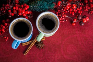 Köknar ile güzel kokulu kahve ağaç dalları ve çilek, kopya alanı baharatlarla aroması