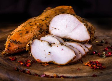Ahşap kesme tahtası, et incelik kavramı üzerinde Füme tavuk fileto 