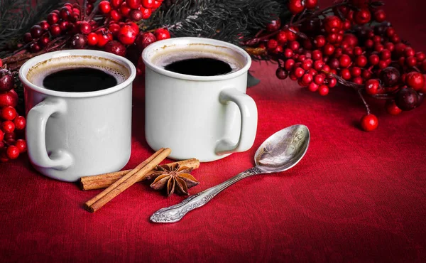 Tassen Duftenden Kaffee Mit Tannenzweigen Und Aroma Gewürzen Mit Beeren — Stockfoto