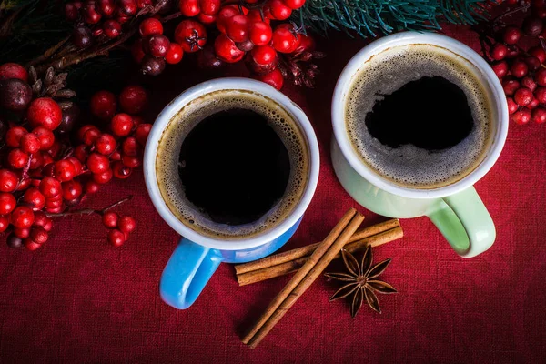 Tassen Duftenden Kaffee Mit Tannenzweigen Und Aroma Gewürzen Mit Beeren — Stockfoto