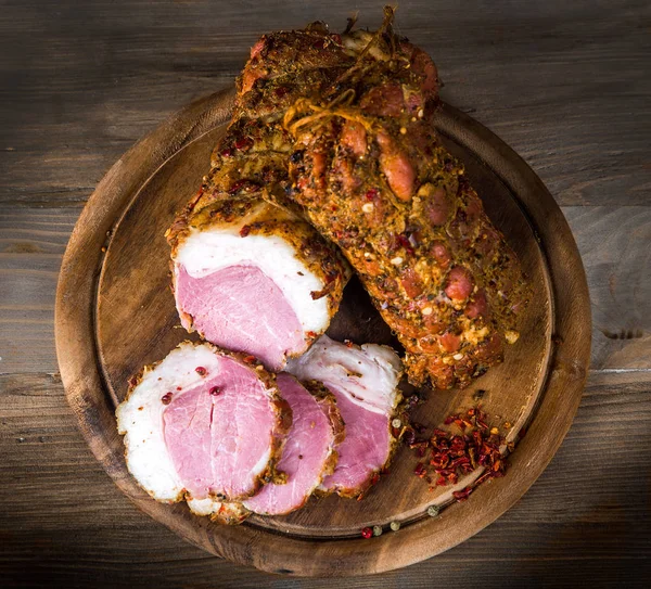 木製のまな板 肉珍味コンセプトに燻製した豚肉肉 — ストック写真