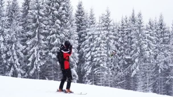 Skiër Stammen Van Het Weer Voor Bergen Besneeuwde — Stockvideo