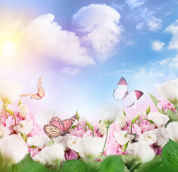 Ramo Eustoma Increíble Sobre Fondo Cielo Azul Con Mariposas Colores —  Fotos de Stock