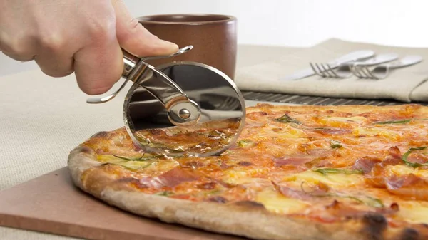 Corte Elegante Com Uma Pizza Faca — Fotografia de Stock