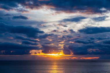  gün batımı ile deniz manzarası Tayland