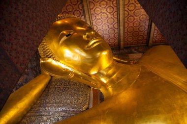 uzanmış altın buddha heykeli