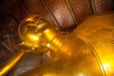 uzanmış altın buddha heykeli